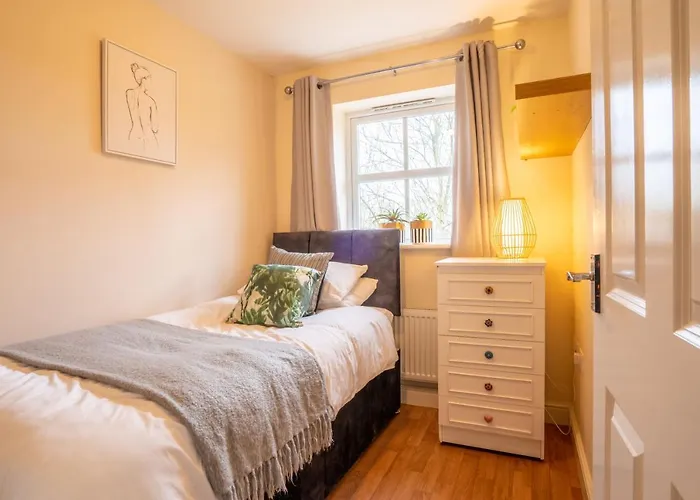 Saltbox Stays - 3 Bed With Off-Street Parking, Fast Wifi, Sleeps 7, Central Location
