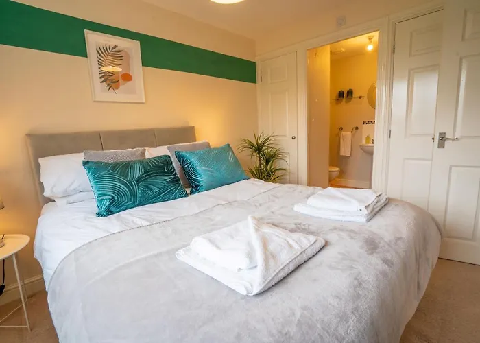 Saltbox Stays - 3 Bed With Off-Street Parking, Fast Wifi, Sleeps 7, Central Location
